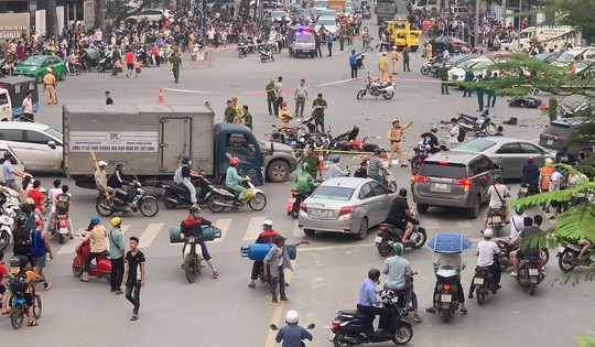 Video hiện trường ô tô đâm liên hoàn nhiều xe máy trên đường Võ Chí Công