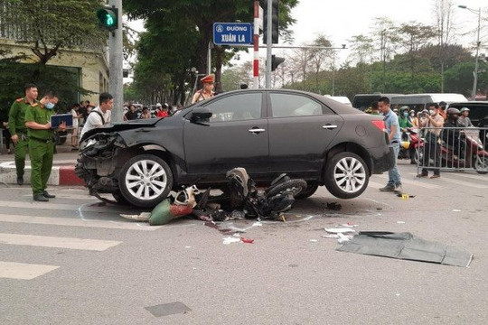 Video khoảnh khắc ô tô tông hàng loạt xe máy trên đường Võ Chí Công