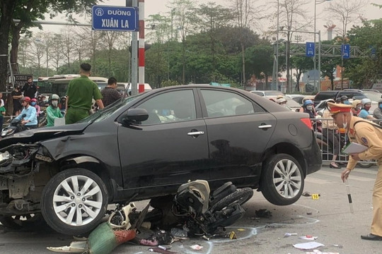 Tài xế ô tô tông 17 xe máy ở Hà Nội khai đạp nhầm chân ga
