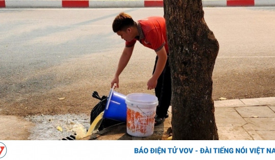 Hàng quán tại Hà Nội vô tư xả rác và thức ăn xuống cống thoát nước