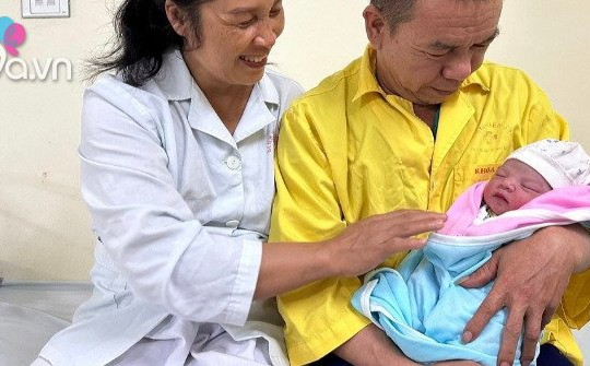 Bà nội 51 tuổi Bắc Giang sinh thường bé gái nặng hơn 3 cân