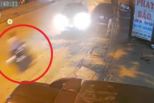 Clip: Xe máy phóng nhanh tông ô tô lao sang đường ngược chiều, tài xế ngã gục