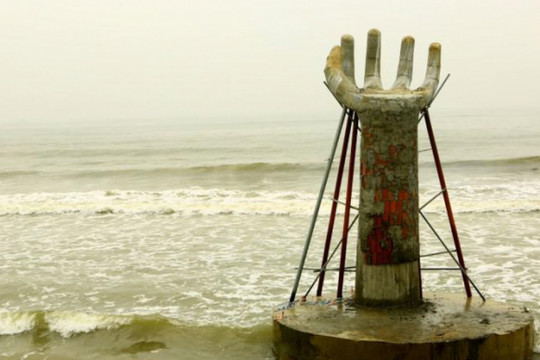 5 bàn tay khổng lồ xuất hiện trên biển Hải Tiến là chòi gác an ninh