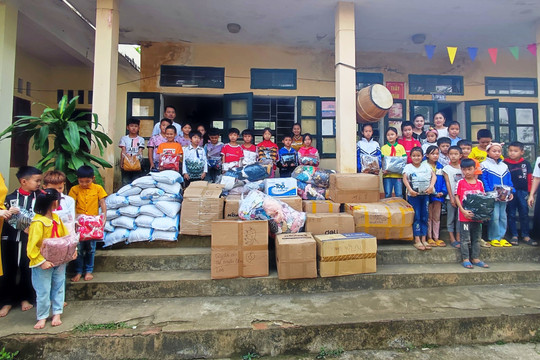 Trao tặng gạo, quần áo cho học sinh nghèo ở Thanh Hóa