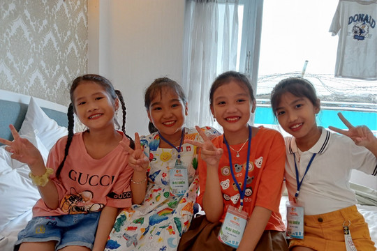 Nữ sinh lớp 5 ở Bình Phước thạo ba ngoại ngữ