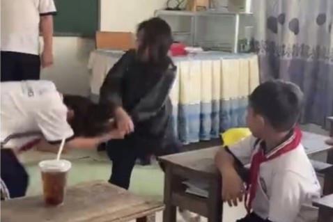 Hai học sinh tiểu học tại Bạc Liêu đánh bạn ngay tại lớp