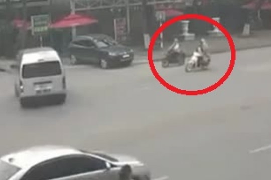 Clip: Xe máy phóng như bay tông đuôi ô tô, 2 người ngã gục