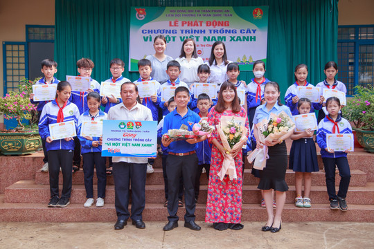 Thanh thiếu nhi với Chương trình trồng cây ‘Vì một Việt Nam xanh’
