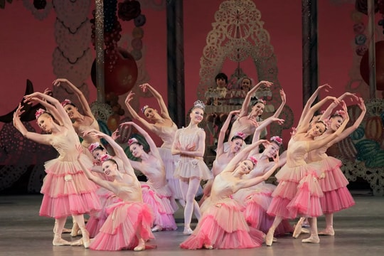 Bóng đen đằng sau vẻ hào nhoáng của trường dạy múa ballet