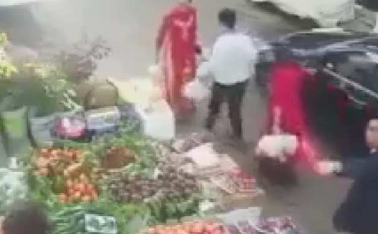 Xôn xao clip tài xế lái ô tô đánh nhau với người phụ nữ bán hoa quả, công an vào cuộc xác minh