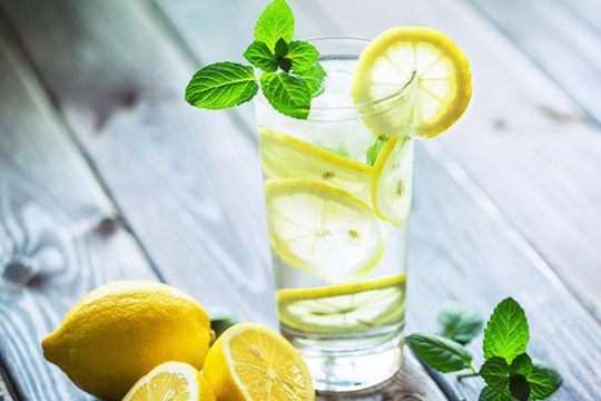 Uống nước chanh đúng cách có tác dụng gì với sức khỏe?