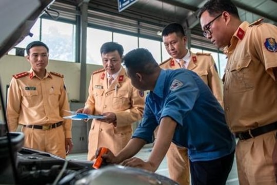 Cảnh sát giao thông tiếp tục hỗ trợ tại trung tâm đăng kiểm