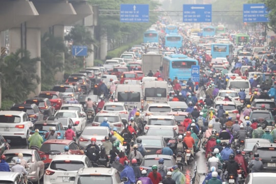 Nồm ẩm, trời mù kèm mưa khiến giao thông Hà Nội rối loạn