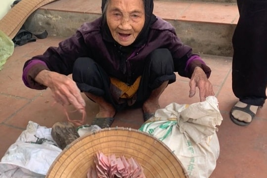 Video bọc tiền giấu kỹ trong bao tải của bà cụ 90 tuổi