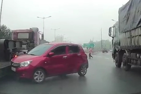Video xe con trêu ngươi xe tải và container trên cao tốc