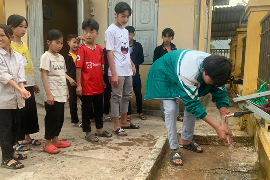 'Nước cho em' và niềm vui của học sinh dân tộc ở Điện Biên