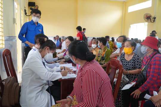 Người dân Khmer ở Cần Thơ được tặng quà và khám bệnh miễn phí
