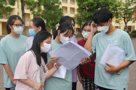 Học sinh lớp 12 Hà Tĩnh tập dượt cho kỳ thi tốt nghiệp THPT