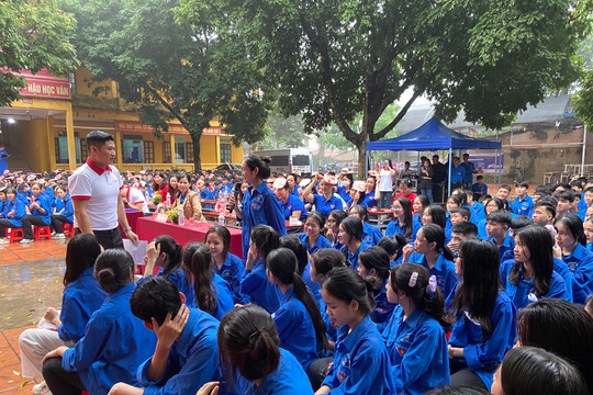 Tặng sách và hướng nghiệp cho học sinh lớp 12 Bắc Giang