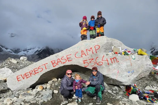 Cặp vợ chồng New Zealand đưa 4 con nhỏ chinh phục Everest Base Camp