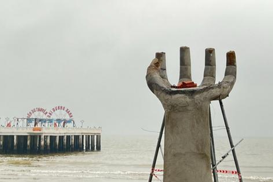 Yêu cầu báo cáo việc xây dựng 5 bàn tay khổng lồ ở bờ biển nổi tiếng Thanh Hóa