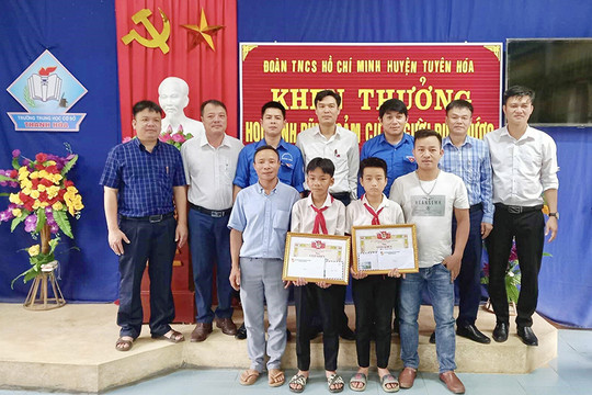 Khen thưởng 2 học sinh Quảng Bình dũng cảm cứu người đuối nước