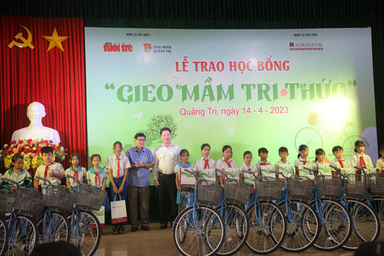 Trao xe đạp và dụng cụ học tập đến hàng trăm học sinh Quảng Trị