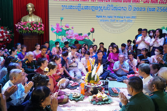 Lưu học sinh Lào tại Trường ĐH Vinh mừng đón Tết Bun-pi-may