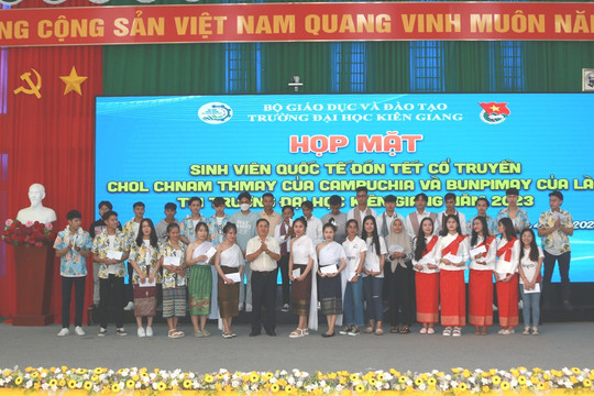 Sinh viên Lào, Campuchia ở Trường ĐH Kiên Giang vui Tết cổ truyền