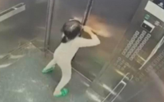 Clip hai bà cháu bị kẹt thang máy ở Hà Nội: Công an nói gì?