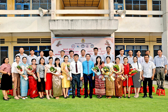 Thăm chúc Tết cổ truyền giáo viên người dân tộc Khmer