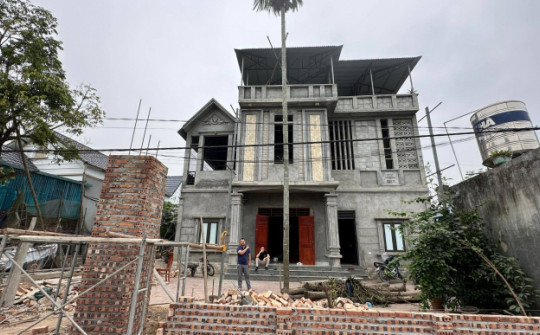 8x Vĩnh Phúc chạy xe ôm kiếm tiền tự tay xây nhà 3 năm mới xong