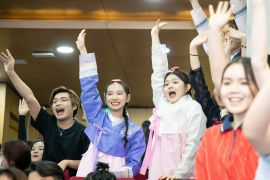 Sinh viên 13 trường ở miền Nam 'làm mới' dòng nhạc vàng của Hàn Quốc