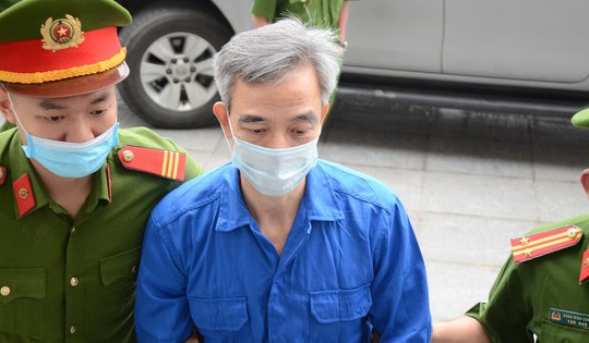 Clip ông Nguyễn Quang Tuấn cùng đồng phạm đã được dẫn giải đến tòa