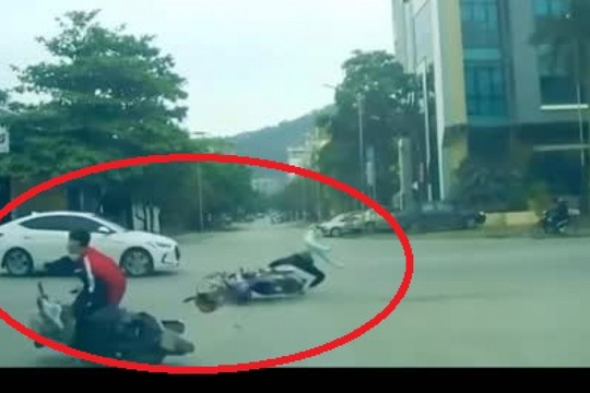 Tông trúng xe máy vừa tạt đầu ô tô, nữ tài xế ngã lăn lộn trên đường