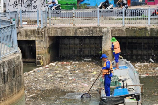 Mưa lớn, cá chết đầy kênh Nhiêu Lộc – Thị Nghè