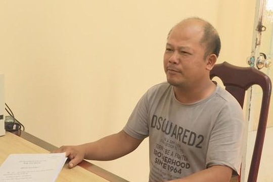 Người đàn ông uống rượu tát chiến sĩ cảnh sát giao thông