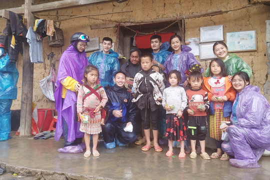 Nữ sinh dân tộc Mông quyết tâm học giỏi để thay đổi cuộc đời