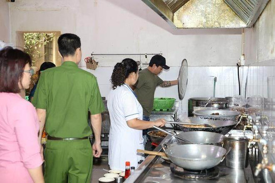 Hà Nội: Tạm đình chỉ hoạt động quán Lẩu Hương Mực cho khách dùng nước lẩu thừa