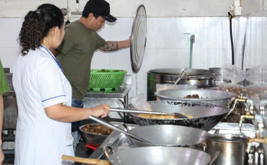 Diễn biến vụ nhà hàng ở Hà Nội mang nước lẩu thừa cho khách