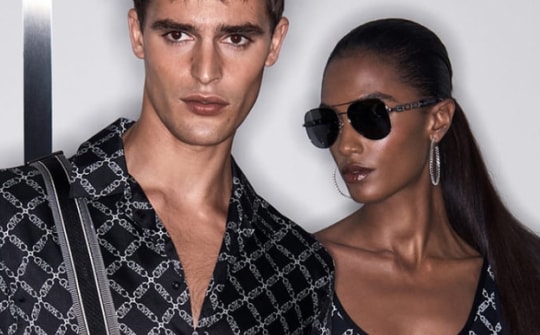 Michael Kors lăng xê lại xu hướng phủ logo khắp trang phục