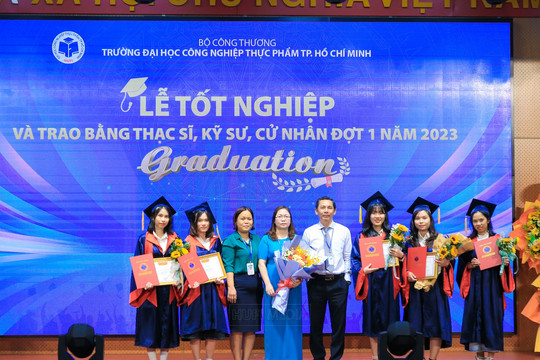 Gần 300 sinh viên HUFI tốt nghiệp đạt loại giỏi, xuất sắc
