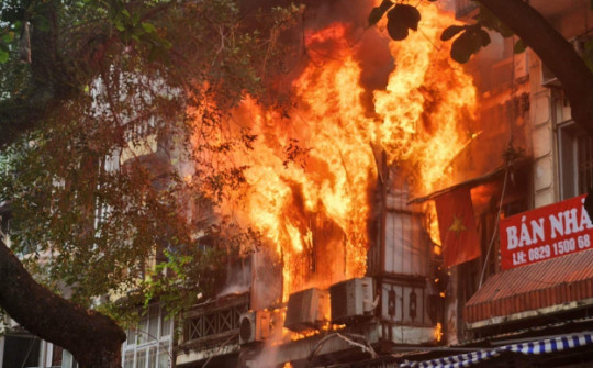 Hà Nội: Cháy lớn trên phố Hàng Mã