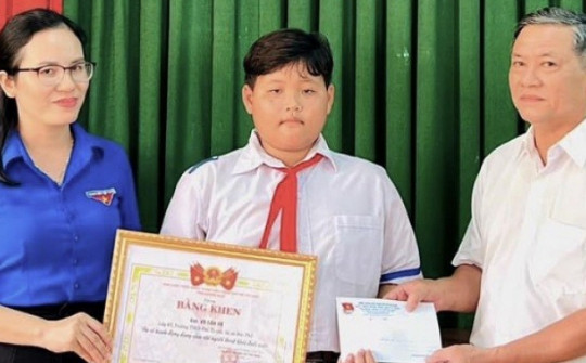 Chủ tịch Quảng Ngãi tặng bằng khen cho cậu bé lớp 6 cứu sống hai người đuối nước