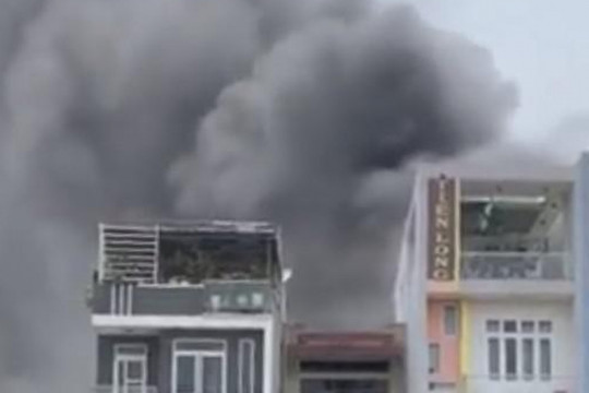 Cháy lớn giữa trưa ở Bình Định, hơn 30 chiến sĩ tới hiện trường dập lửa
