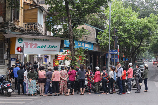 Người Hà Nội xếp hàng dài chờ mua bánh trôi, bánh chay Tết Hàn thực từ 5h sáng
