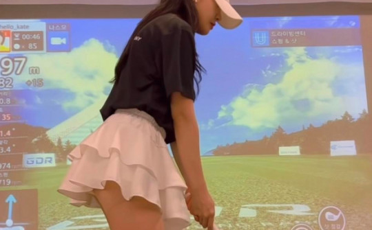 Mẫu thể thao Hàn Quốc chuộng diện váy ngắn, khoe đôi chân dài đi chơi golf "ảo"