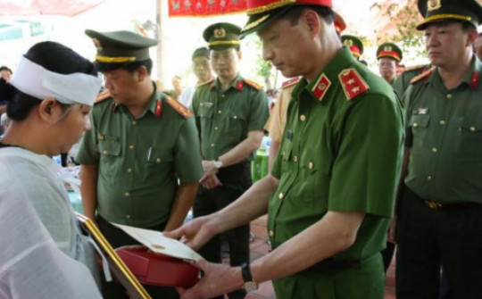 Thăng cấp bậc hàm lên trung tá và tổ chức trọng thể lễ tang đồng chí Nguyễn Xuân Hào