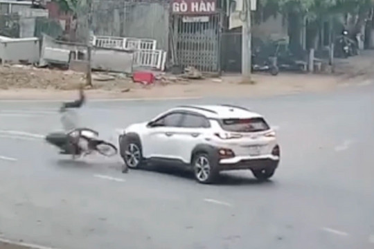 Nữ tài xế đi ô tô va chạm với xe máy trong một tình huống khó hiểu