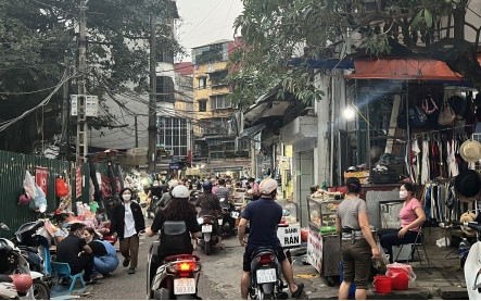 Chợ cóc ngang nhiên lấn chiếm vỉa hè và lòng đường ở Hà Nội